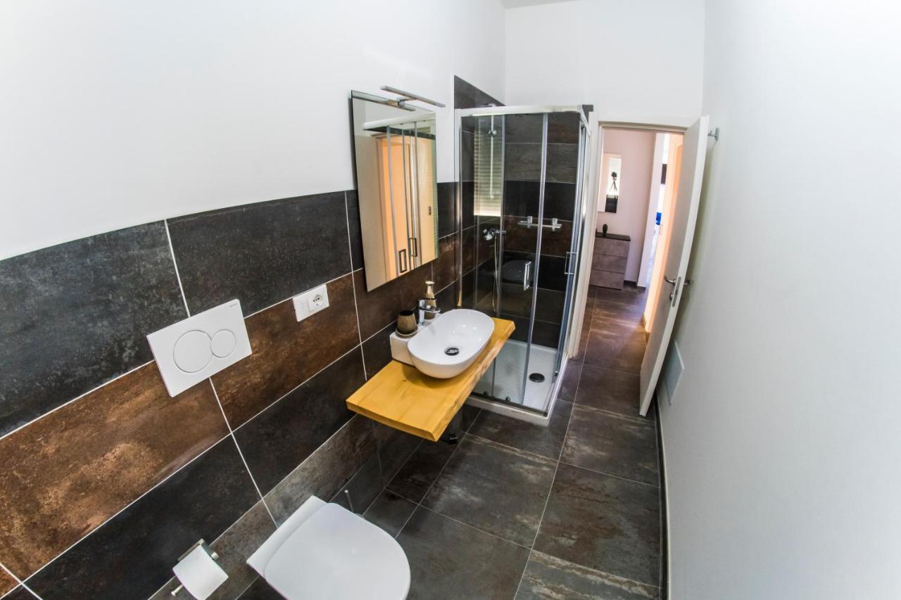 4 Balconi Rooms-Elements B&B เลชเช ภายนอก รูปภาพ